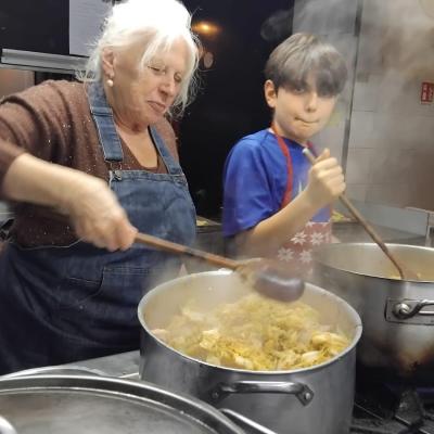 Nonna E Nipote Fanno La Caseula