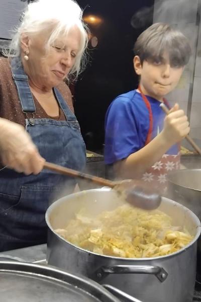 Nonna E Nipote Fanno La Caseula